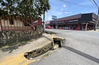 acera en el centro de desamparados 