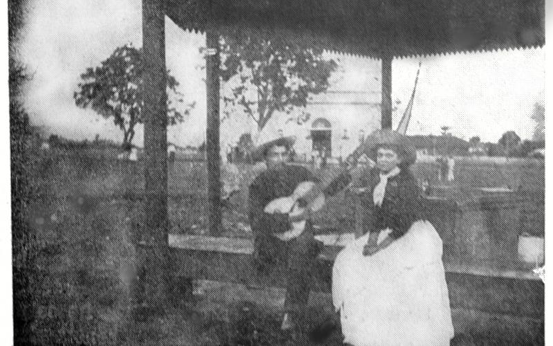 Foto antigua pareja en parque de Desamparados